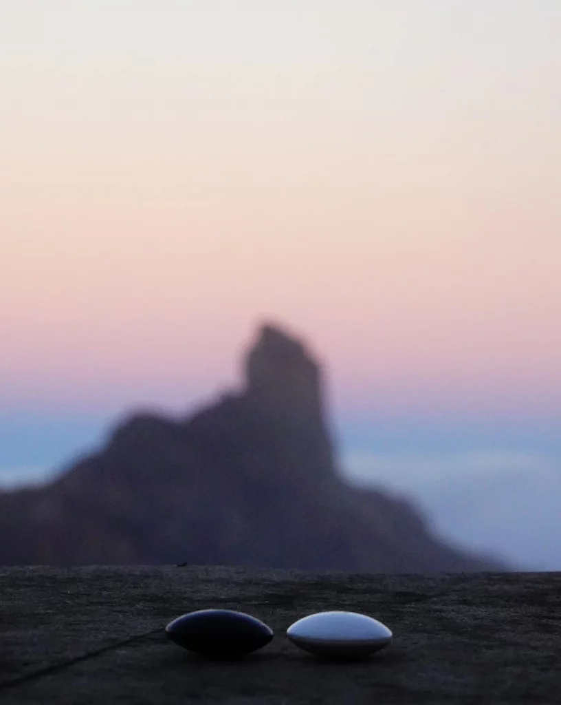 Piedras de Go con el Bentayga al fondo.