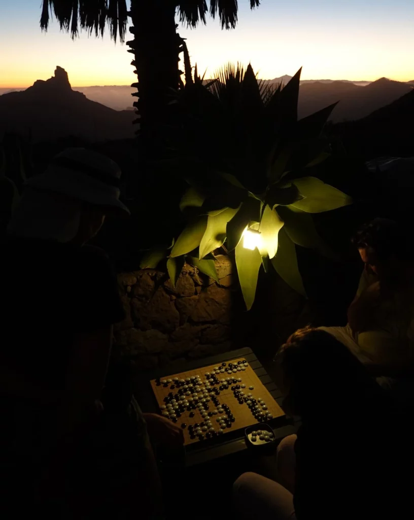 En la oscuridad un tablero iluminado